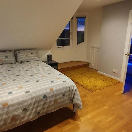 Spacious, Modern 3 Bedroom Luxury Flat In Centre Location Броути Фери Екстериор снимка