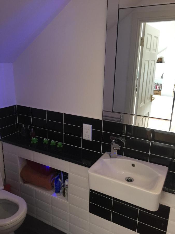 Spacious, Modern 3 Bedroom Luxury Flat In Centre Location Броути Фери Екстериор снимка