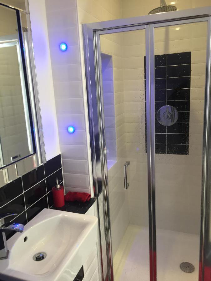 Spacious, Modern 3 Bedroom Luxury Flat In Centre Location Броути Фери Екстериор снимка