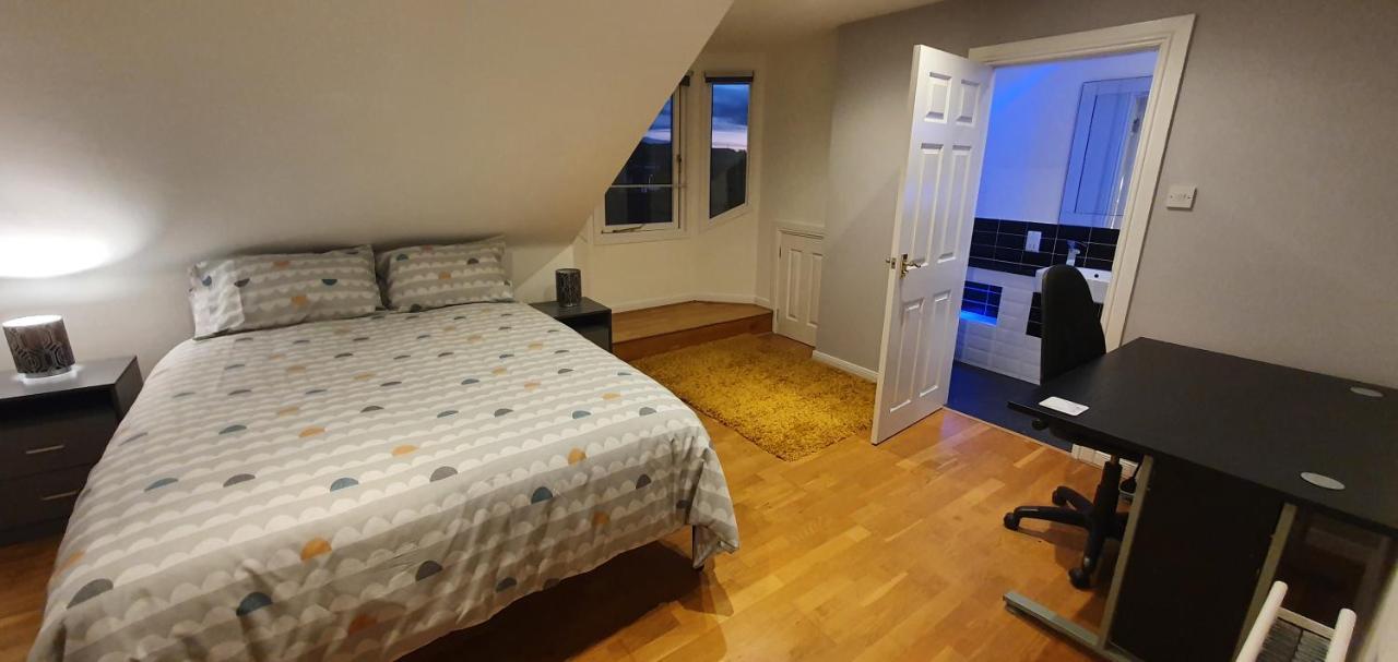 Spacious, Modern 3 Bedroom Luxury Flat In Centre Location Броути Фери Екстериор снимка