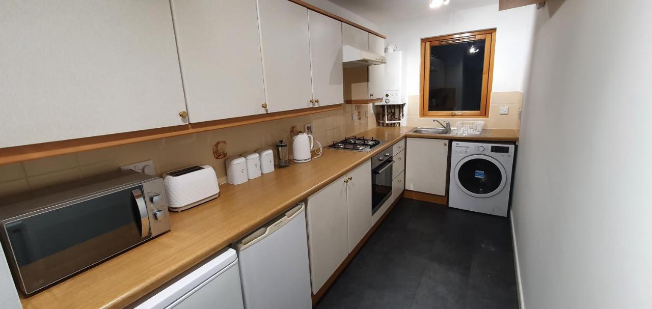Spacious, Modern 3 Bedroom Luxury Flat In Centre Location Броути Фери Екстериор снимка