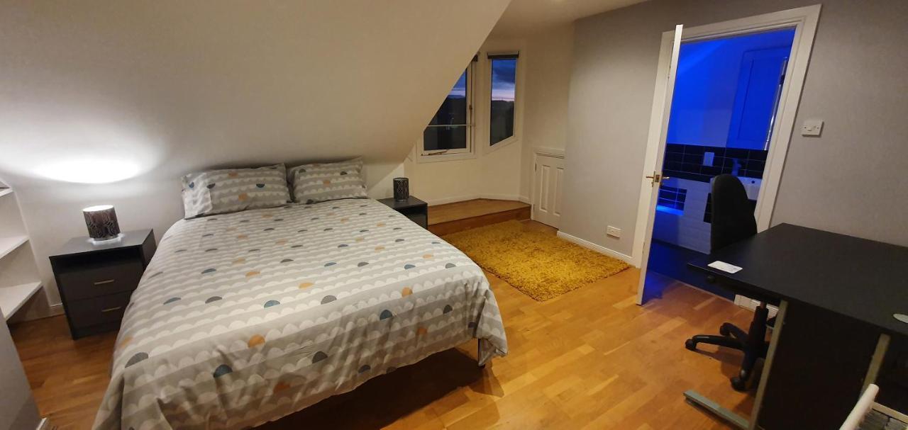 Spacious, Modern 3 Bedroom Luxury Flat In Centre Location Броути Фери Екстериор снимка
