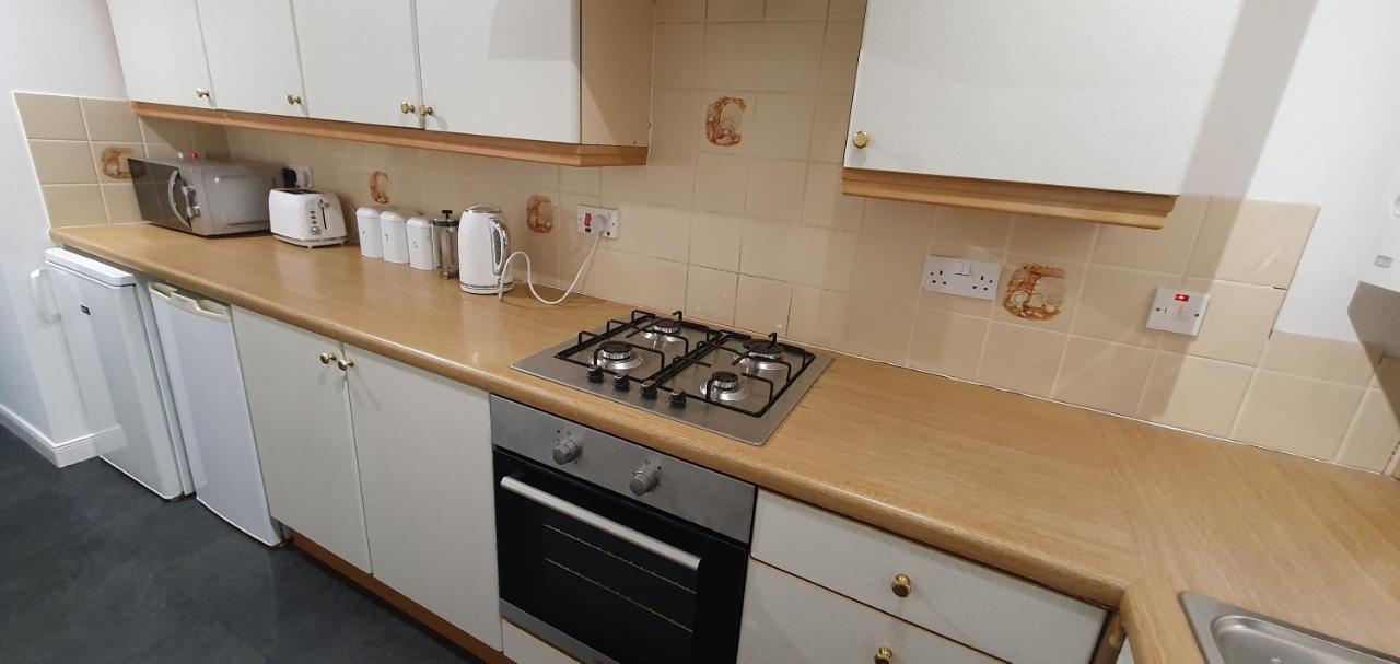 Spacious, Modern 3 Bedroom Luxury Flat In Centre Location Броути Фери Екстериор снимка