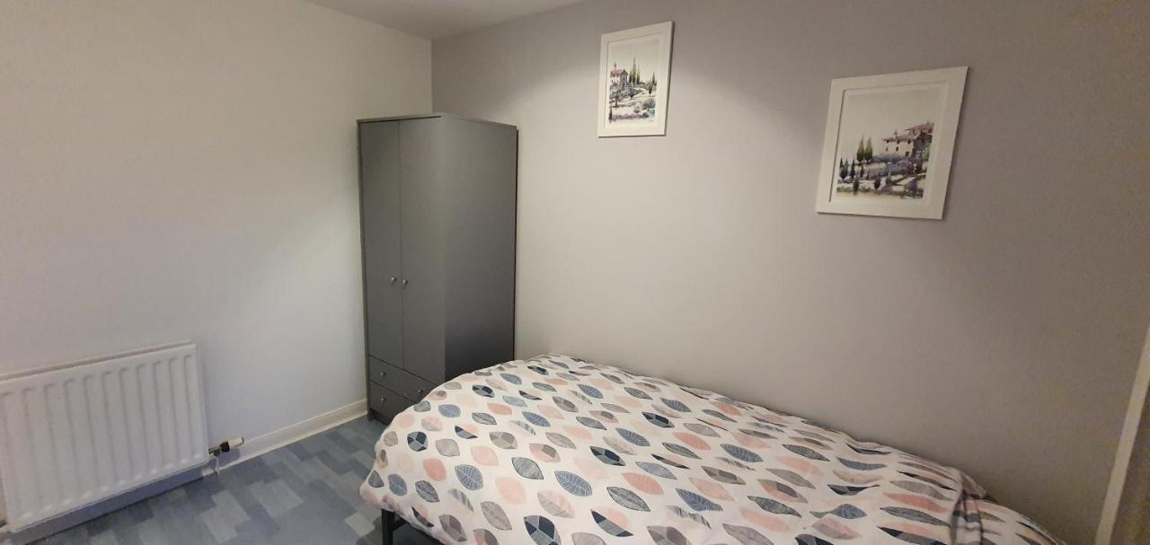 Spacious, Modern 3 Bedroom Luxury Flat In Centre Location Броути Фери Екстериор снимка