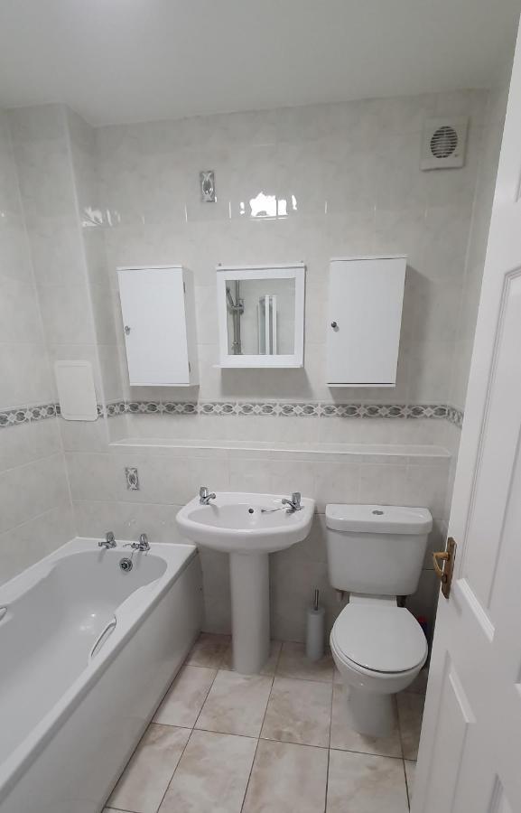 Spacious, Modern 3 Bedroom Luxury Flat In Centre Location Броути Фери Екстериор снимка
