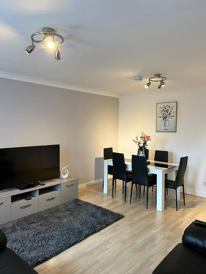 Spacious, Modern 3 Bedroom Luxury Flat In Centre Location Броути Фери Екстериор снимка